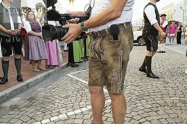 Traditional folk festival in Mühldorf am Inn  Upper Bavaria  Germany  August 30 2024  even the cameraman of a TV station comes in lederhosen  Europe