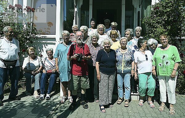 DEU  Germany  Sellin (Rügen) : The Workers' Welfare Organisation (AWO) has designed a senior citizens' trip to Rügen as a special experience for its guests. Sellin: Group picture of the seniors  Europe