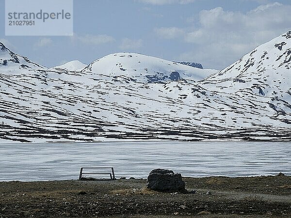 A bench with a table at the icy Langvatnet in Norway