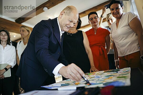 Federal Chancellor Olaf Scholz  (SPD)  photographed during a visit to the Alte Dampfbaeckerei in Seelow  on the occasion of his summer tour. 29.08.2024