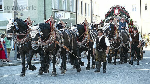 Traditional folk festival in Mühldorf am Inn  Upper Bavaria  Germany  August 30 2024  brewery team from Spatenbräu Munich  Europe