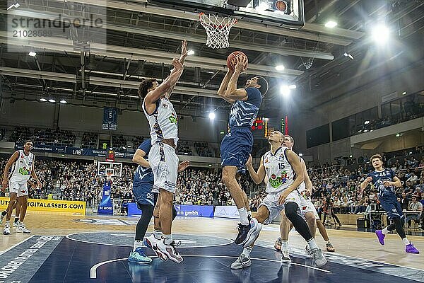 16.03.2024  easy Credit BBL  German Basketball League  Matchday 24) : Game scene MLP Academics Heidelberg against Rostock Seawolves (final score 88:86) . Player on the ball: Elias Lasisi (6  Heidelberg)