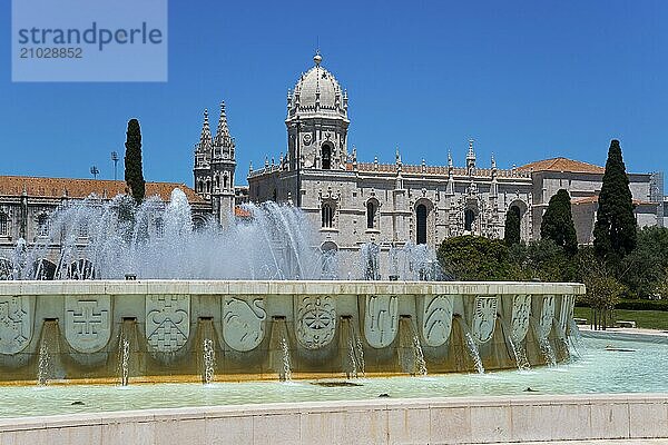 Ein historischer Brunnen vor einem Kloster unter klarem  sonnigem Himmel  Hieronymus Kloster  Mosteiro dos Jerónimos  Hieronymitenkloster  Weltkulturerbe  Klosterkirche Santa Maria  Belém  Belem  Bethlehem  Lissabon  Lisboa  Portugal  Europe