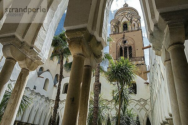 Italy  Gulf of Naples. Amalfi Coast  Amalfi. Chiostro del paradiso monastery  right next to Amalfi Cathedral. The cloister with its woven round arches  Amalfi  Salerno  Italy  Europe