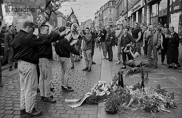 Germany  Dresden  15 June 1991  funeral procession for the neo-Nazi Rainer Sonntag  shot dead by pimps  wreath-laying ceremony at the scene of the murder  (Kühnengruß)  Europe