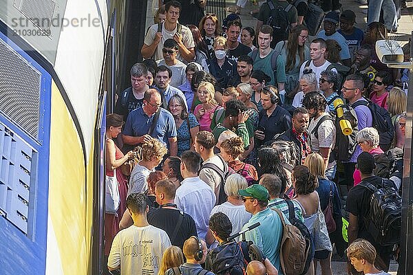 Many people crowded on a platform in front of a local train  chaos in local transport  Hamburg Central Station  Hamburg  Germany  Europe