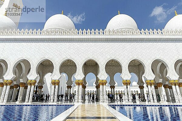 Sheikh Zayed Grand Mosque Abu Dhabi in Abu Dhabi  United Arab Emirates  Asia