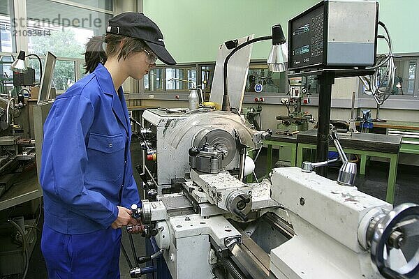 Young woman learning at a lathe  toolmaker  milling cutter  lathe operator  metalworking  atypical  male occupation  Stuttgart  Federal Republic of Germany