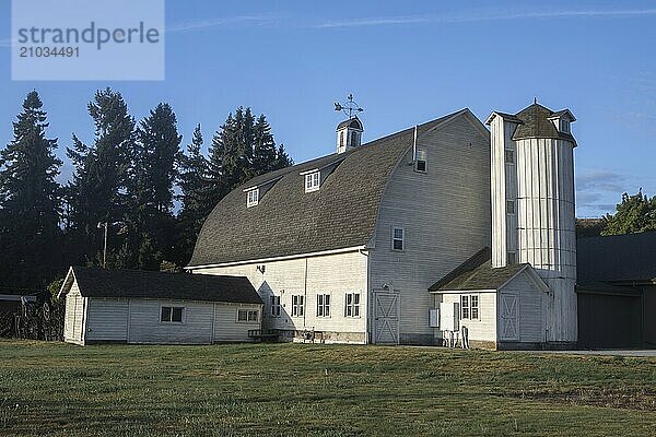 An early morning photo of the Artisan Barn in the palouse region of eastern Washington