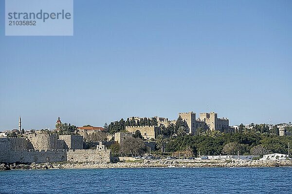 Town view of Rhodes town with town wall and Grand Master's Palace  Rhodes  Dodecanese archipelago  Greek Islands  Greece  Europe