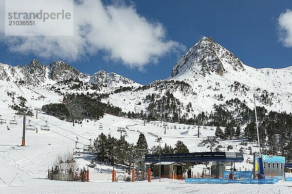 Winterliches Skigebiet in den Bergen von Andorra mit Sesselliften und schneebedeckten Gipfeln unter blauem Himmel  Skigebiet  Grandvalira Skiresort  Pas de la Case  Pyrénées-Orientales  Encamp  Fürstentum Andorra  Pyrenäen