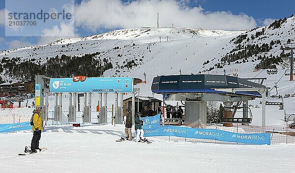 Skifahrer an einer Skistation in einem schneebedeckten Skigebiet in Andorra  umgeben von Bergen und Seilbahnen  Skigebiet  Grandvalira Skiresort  Pas de la Case  Pyrénées-Orientales  Encamp  Fürstentum Andorra  Pyrenäen