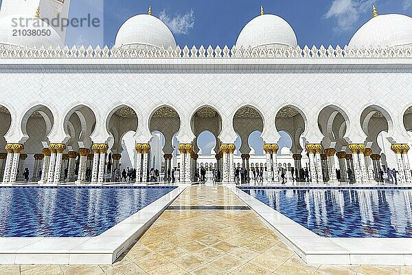 Sheikh Zayed Grand Mosque Abu Dhabi in Abu Dhabi  United Arab Emirates  Asia