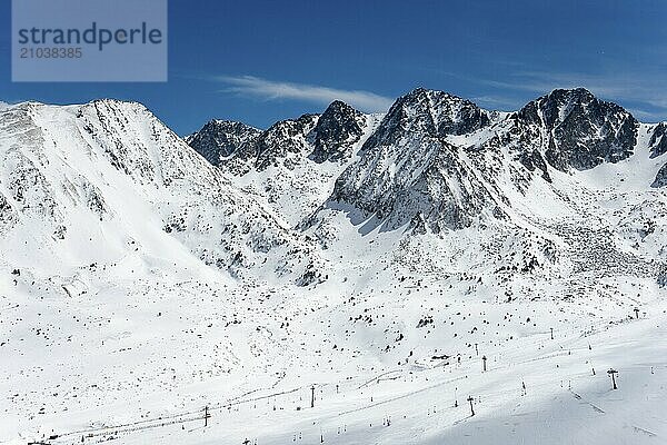 Schneebedeckte Berggipfel unter klarem Himmel in den winterlichen Bergen von Andorra  Skigebiet  Landschaft bei El Pas de la Casa  Pyrénées-Orientales  Encamp  Fürstentum Andorra  Pyrenäen