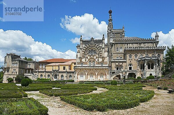 Historisches europäisches Schloss mit aufwendig gestalteter Fassade und malerischen Gärten unter blauem Himmel mit Wolken  Palácio Hotel do Buçaco  Mata Nacional do Buçaco  National-Wald von Bussaco  Bucaco  Mealhada  Beira Litoral  Portugal  Europe