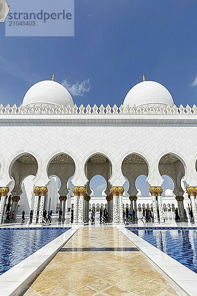 Sheikh Zayed Grand Mosque Abu Dhabi in Abu Dhabi  United Arab Emirates  Asia