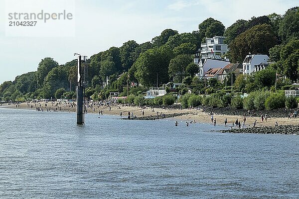 Symbolic picture weather  summer  people bathing in the Elbe at the Elbe beach Oevelgönne  Hamburg  Germany  Europe