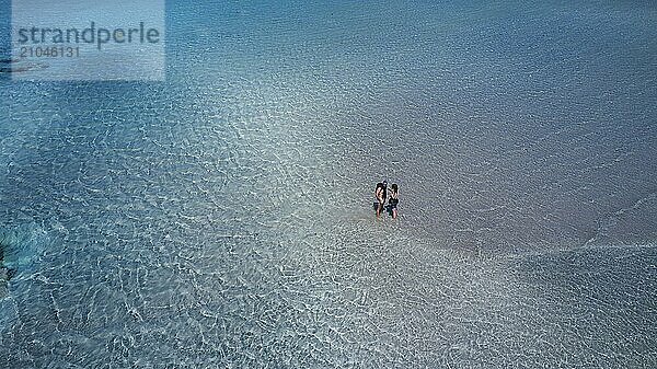 Zwei Menschen genießen das klare  flache Wasser im Meer bei ruhiger und entspannter Atmosphäre  Elafonissi  Lagune  Südwestspitze Kretas  Kreta  Griechische Inseln  Griechenland  Europa