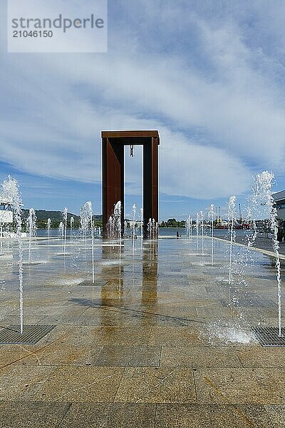 25. April Denkmal und Wasserspiele  Platz der Freiheit  Viana do Castelo  Minho  Portugal  Europa