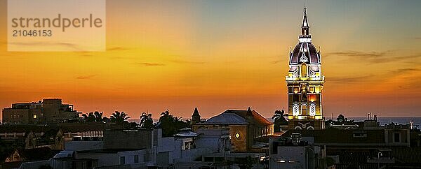 Wunderschöner Blick nach Sonnenuntergang über Cartagena mit beleuchteter Kathedrale von Cartagena vor orange gelbem Himmel