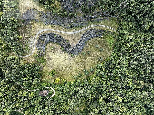 Luftbild  Draufsicht  Top down view vom ehemaligen Basaltsteinbruch am Fuße des Vulkankegels Hohenstoffeln  Hegauvulkan  Landkreis Konstanz  Baden-Württemberg  Deutschland  Europa