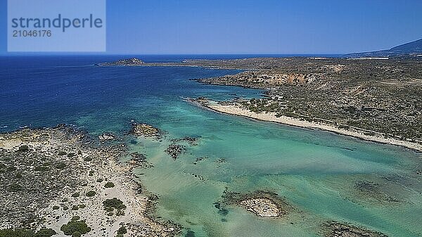 Eine wunderschöne Küste mit klaren Wasser  Klippen und einem Strand  die natürliche Schönheit zeigt  Elafonissi  Lagune  Südwestspitze Kretas  Kreta  Griechische Inseln  Griechenland  Europa