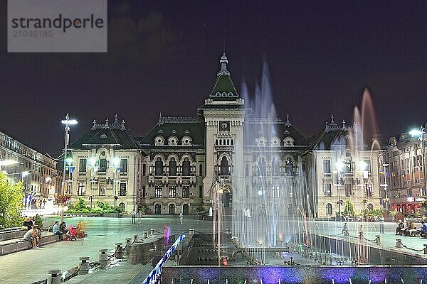 Craiova  Krajowa  Kragau  Praefektur und Brunnen im Zentrum der Stadt  Kleine Walachei  Rumänien  Europa