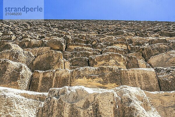 Erleben Sie die atemberaubende Schönheit der Pyramide von Gizeh  ein bleibendes Zeugnis menschlicher Erfindungsgabe und Geschichte. Erleben Sie die sommerliche Faszination Ägyptens anhand der fesselnden Bilder der Pyramiden  der Sphinx und einer malerischen Nilkreuzfahrt von Assuan nach Luxor. Tauchen Sie ein in die antike Geschichte und lebendige Landschaften