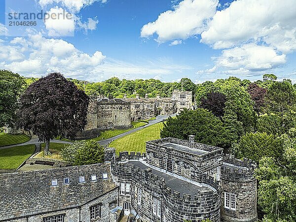 Skipton Castle aus einer Drohne  North Yorkshire  England  Großbritannien  Europa