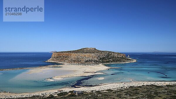 Große Insel von einem klaren blauen Meer umgeben unter einem unbewölkten Himmel  natürliche Schönheit  Gramvoussa  Halbinsel Gramvoussa  Piratenbucht  Balos  Lagune  Nordwesten Kretas  Kreta  Griechische Inseln  Griechenland  Europa