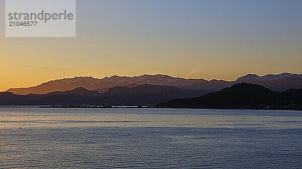 Golf von Kissamos  Eine ruhige Meereslandschaft bei Sonnenaufgang mit Blick auf entfernte Berge  Halbinsel Gramvoussa  Nordwesten Kretas  Kreta  Griechische Inseln  Griechenland  Europa