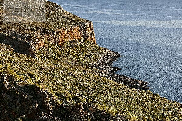 Morgenlicht  Felsige Küstenlinie mit einer Felswand und Blick auf das Meer  Halbinsel Gramvoussa  Nordwesten Kretas  Kreta  Griechische Inseln  Griechenland  Europa