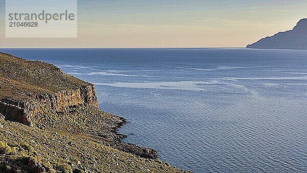 Morgenlicht  Ausblick auf die Küste und das Meer mit einer Felsformation unter klarem Himmel  Halbinsel Gramvoussa  Nordwesten Kretas  Kreta  Griechische Inseln  Griechenland  Europa