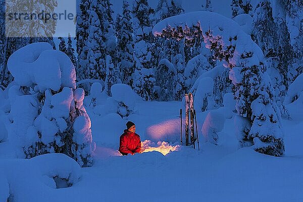 Mann am Lagerfeuer  Muddus Nationalpark  Welterbe Laponia  Norrbotten  Lappland  Schweden  Schweden  Skandinavien  Europa