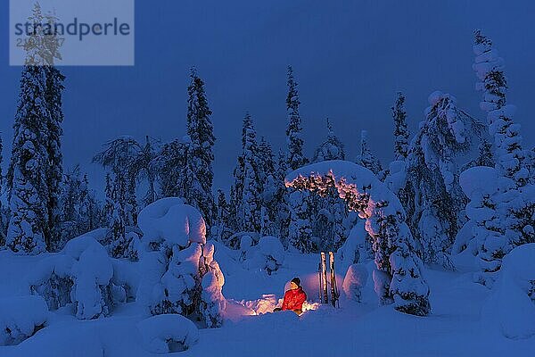 Mann am Lagerfeuer  Muddus Nationalpark  Welterbe Laponia  Norrbotten  Lappland  Schweden  Schweden  Skandinavien  Europa