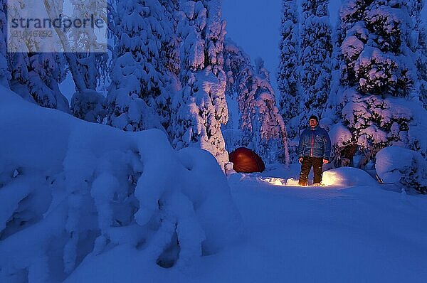 Mann mit Biwak im Schnee  Lappland  Schweden  Europa