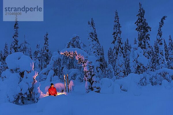 Mann am Lagerfeuer  Muddus Nationalpark  Welterbe Laponia  Norrbotten  Lappland  Schweden  Schweden  Skandinavien  Europa