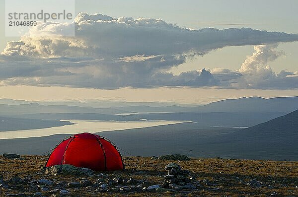 Zelt im Engerdalsfjellet mit Blick auf den Berg Rendalssölen  Hedmark Fylke  Norwegen  Biwak  Hedmark  Norwegen  Europa