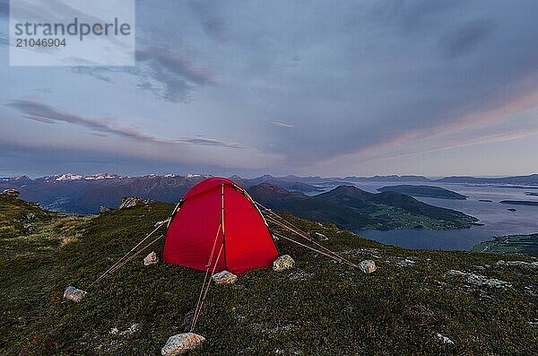 Zelt auf einem Gipfel mit Blick über den Moldefjord  Romsdalen  Möre und Romsdal Fylke  Vestland  Norwegen  Norwegen  Europa