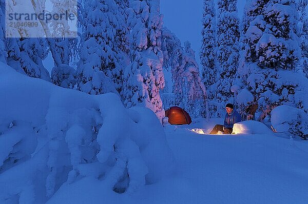 Mann mit Biwak im Schnee  Lappland  Schweden  Europa