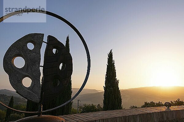 Schöne Aussicht auf die Toskana. Brunello di Montalcino Weinfelder vom Castello di Velona. Sommerlandschaft und Wahrzeichen in der Nähe von Montalcino