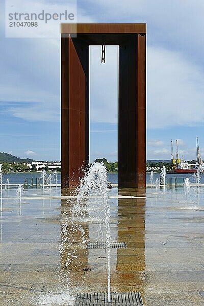 25. April Denkmal und Wasserspiele  Platz der Freiheit  Viana do Castelo  Minho  Portugal  Europa