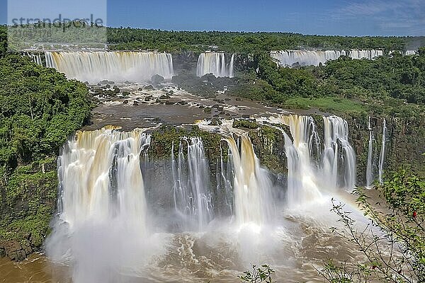 Blick auf die spektakulären Iguazu Fälle mit Salto Tres Mosqueteros (Drei Musketiere)  Argentinien  Südamerika