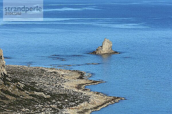 Felseninsel im ruhigen blauen Meer  friedliche und ruhige Küstenlandschaft  Gramvoussa  Halbinsel Gramvoussa  Piratenbucht  Balos  Lagune  Nordwesten Kretas  Kreta  Griechische Inseln  Griechenland  Europa