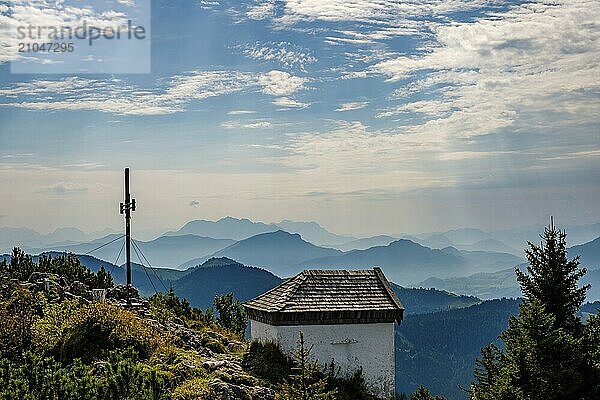 Gipfelkreuz und Kapelle des Spitzstein  hinten die Silhouetten der Loferer und Chiemgauer Alpen  Erl  Tirol  Österreich  Europa