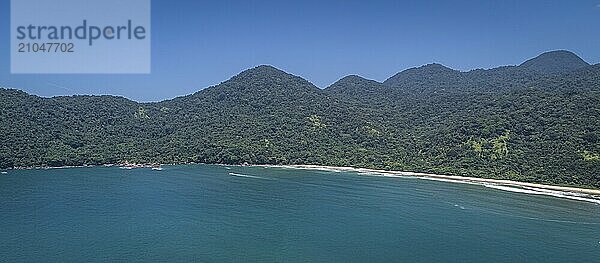 Panoramablick aus der Luft auf die wunderschöne grüne Küste und die mit Atlantikwald bedeckten Berge  Picinguaba  Brasilien  Südamerika