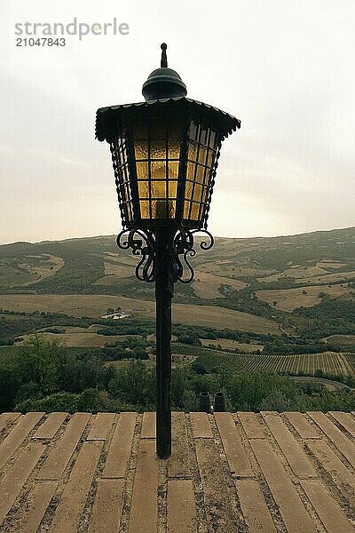 Schöne Aussicht auf die Toskana. Brunello di Montalcino Weinfelder vom Castello di Velona. Sommerlandschaft und Wahrzeichen in der Nähe von Montalcino