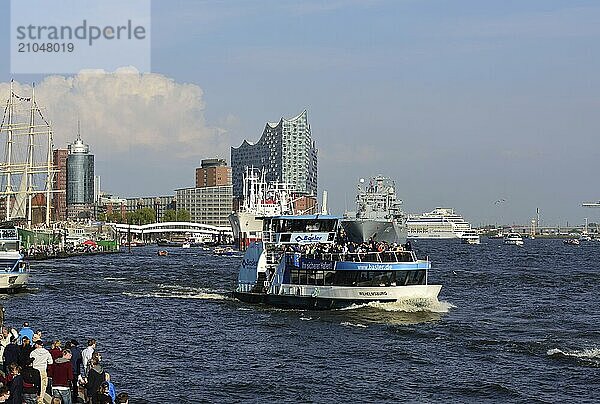 Deutschland  Hamburg  HafenCity  Blick zu Elbphilharmonie  Hamburgs neues Konzerthaus  Hafengeburtstag  Hafenfähre  Hamburg  Hamburg  Bundesrepublik Deutschland  Europa