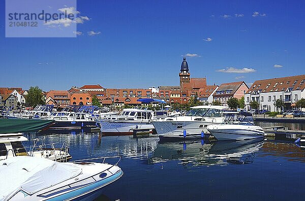 Europa  Deutschland  Mecklenburg-Vorpommern  Waren an der Müritz  Binnenmüritz mit Yachthafen  Blick zum Zentrum  Waren an der Müritz  Mecklenburg-Vorpommern  Deutschland  Europa