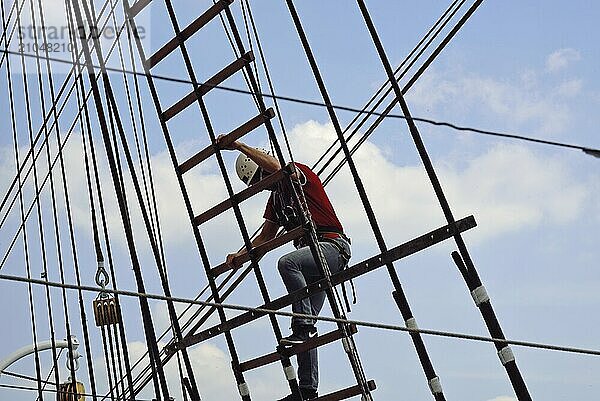 Europa  Deutschland  Hamburg  Elbe  Museumsschiff  Windjammer Rickmer Rickmers  Masten und Wanten  Mann in den Wanten  Hamburg  Hamburg  Bundesrepublik Deutschland  Europa